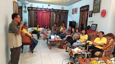 Pak Rikkie dan yang lain menyimak cerita Pak FX Subardi--